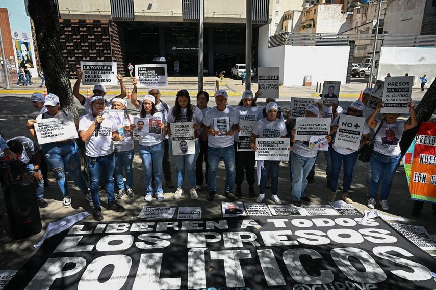 Familiares de presos políticos participan en una manifestación frente a la Fiscalía General de Caracas el 18 de noviembre de 2025, exigiendo su liberación.&nbsp;