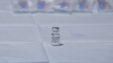 Esta semana recibió una primera entrega de 200,000 dosis de la vacuna AstraZeneca donadas por India, y la semana pasada inició su campaña de inmunización contra COVID-19 administrando la vacuna rusa Sputnik V de forma voluntaria a personas con enfermedades crónicas.