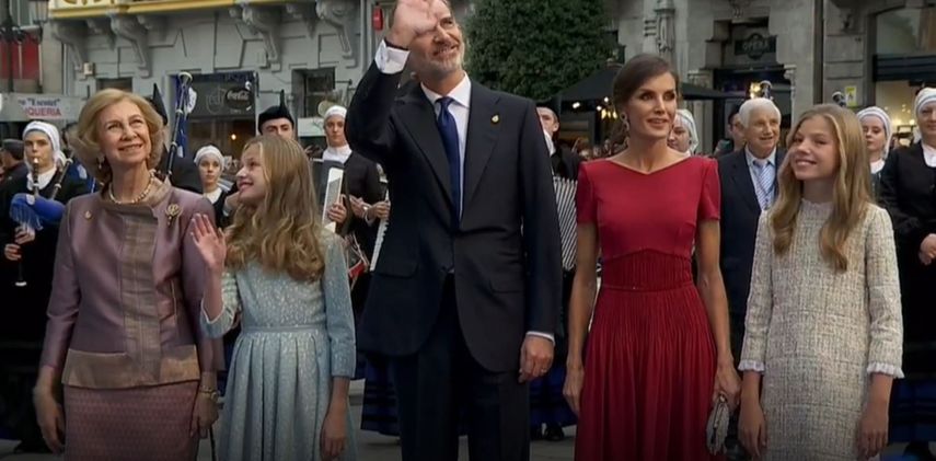  La Reina Sofía, la Princesa Leonor, el Rey Felipe VI, la Reina Letizia, y la Infanta Sofía, a la entrada del Teatro Campoamor. 