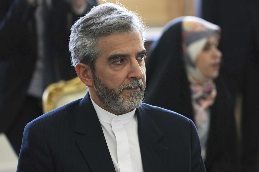 El principal negociador nuclear de Irán, Ali Bagheri Kani, escucha al ministro de Relaciones Exteriores de Rusia, Sergey Lavrov (fuera de cuadro), durante una reunión en Teherán, Irán, el 23 de junio de 2022.&nbsp;