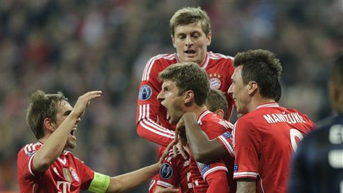 El jugador de Bayern Munich, Thomas Mueller, centro, festeja con compañeros tras anotar un gol contra Manchester United en la Liga de Campeones