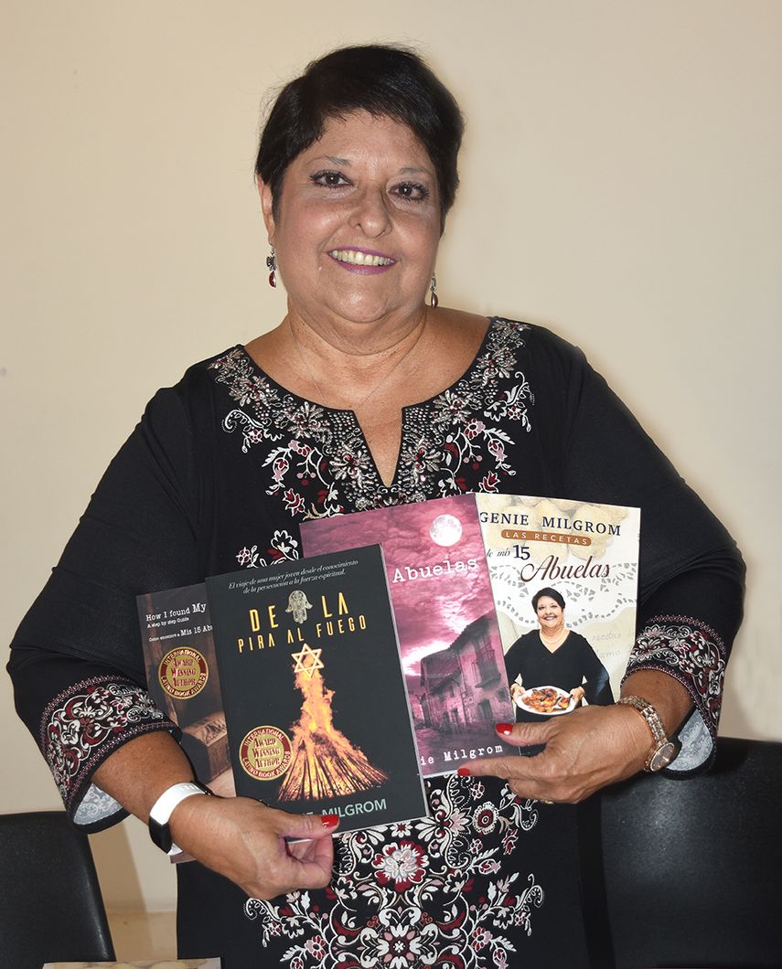 La escritora Genie Milgrom muestra sus libros.&nbsp;