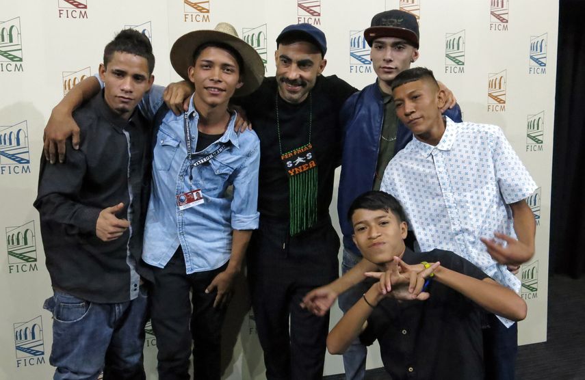 El director mexicano Fernando Frías de la Parra, centro, posa con el elenco de su película Ya no estoy aqui (“I’m Not Longer Here”) durante una conferencia de prensa en el Festival Internacional de Cine de Morelia en Morelia, México, el lunes 21 de octubre de 2019.&nbsp;