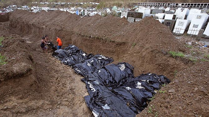 Las imágenes muestran la tragedia y el dolor tras el paso del tifón Haiyan. (AP)