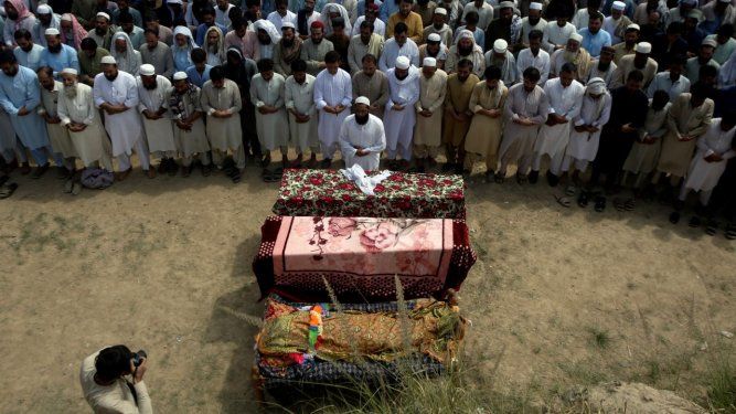Familiares y otros dolientes oran en el funeral de víctimas de un atentado suicida en un mitin electoral ocurrido en la víspera, en la provincia de Khyber Pakhtunkhwa, Pakistán, el lunes 31 de julio de 2023.&nbsp;