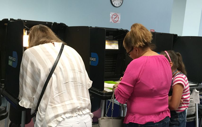 Esta imagen recoge una jornada electoral en Miami.