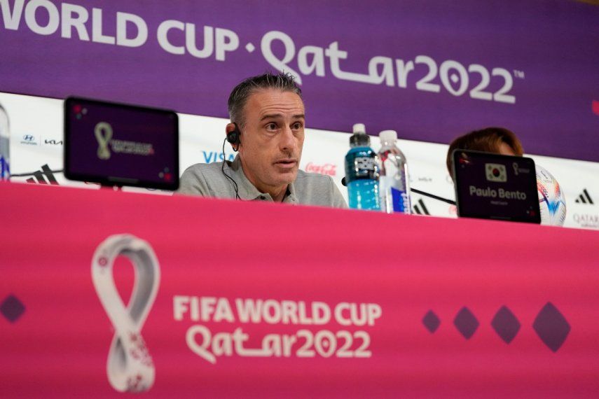 El entrenador en jefe de Corea del Sur, Paulo Bento, responde a la pregunta de un reportero junto al jugador Kim Jin-su durante una conferencia de prensa en el Centro Nacional de Convenciones de Catar en la víspera del partido de fútbol de octavos de final de la Copa Mundial entre Brasil y Corea del Sur en Doha, Catar, el domingo. 4 de diciembre de 2022.&nbsp;