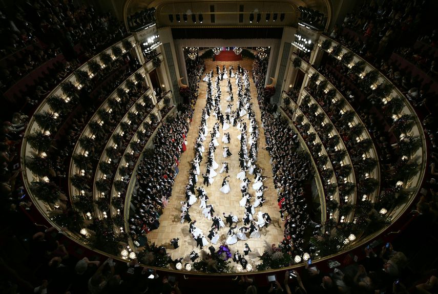 En esta foto de archivo tomada el 20 de febrero de 2020, una vista general muestra a los bailarines debutantes en el primer baile durante la ópera anual en Viena, Austria.