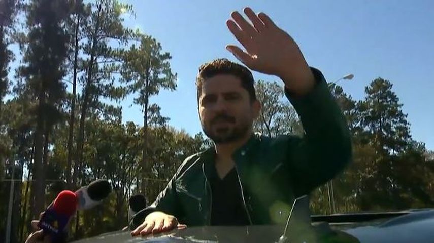 Larry Hernández al salir de la cárcel. (Captura Telemundo 51)