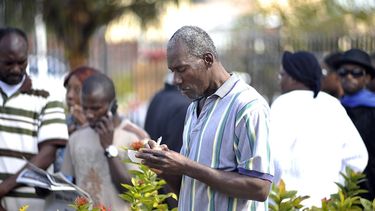 Varios inmigrantes haitianos hacen fila a las puertas de la iglesia católica Notre Dame DHaiti, en Miami, Florida, en busca de ayuda para tramitar el Estatus de Protección Temporal. 