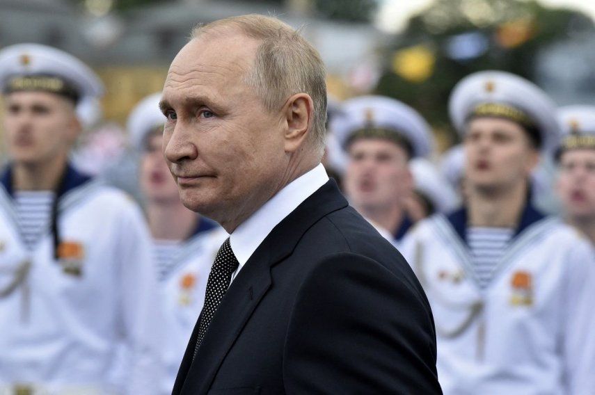 El presidente de Rusia, Vladimir Putin (C), revisa las tropas navales mientras asiste al desfile naval principal que marca el Día de la Marina Rusa, en San Petersburgo el 31 de julio de 2022. Archivo