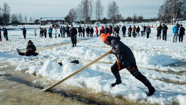 Intentan construir tiovivo de hielo más grande del mundo