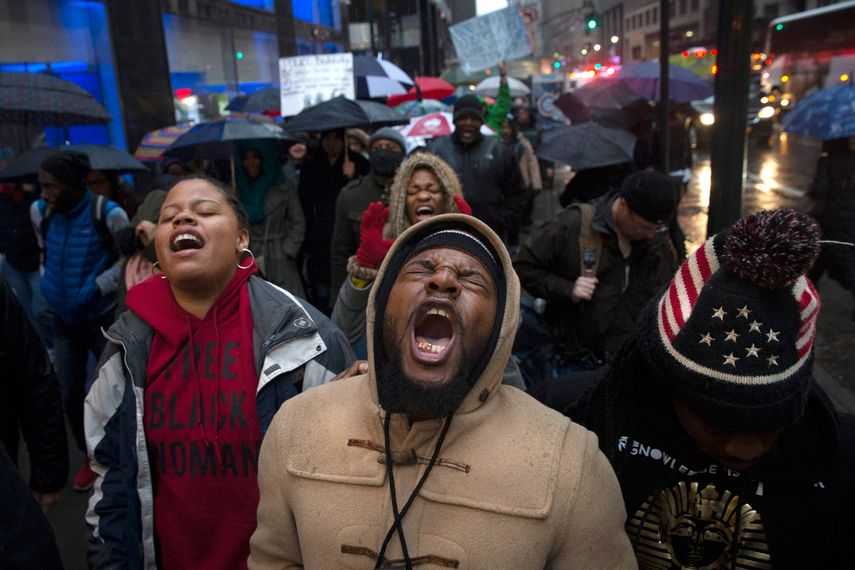 Los manifestantes lanzaron piedras, ladrillos, botellas, tubos y otros objetos a los policías, y algunos carros patrulleros resultaron dañados.