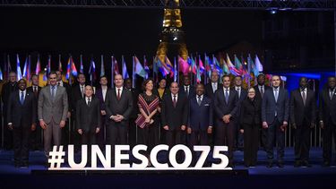 Líderes internacionales posan durante la celebración del 75 aniversario de la Unesco.