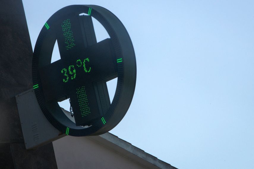 Un termómetro callejero marca 39 grados Celsius, durante la primera ola de calor del año, en Lisboa el 29 de junio de 2025.&nbsp;