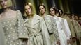 Las modelos presentan creaciones para la colección Primavera-Verano 2023 de alta costura de Christian Dior Women durante un desfile de moda como parte de la Semana de la Moda en París el 4 de julio de 2022. &nbsp;