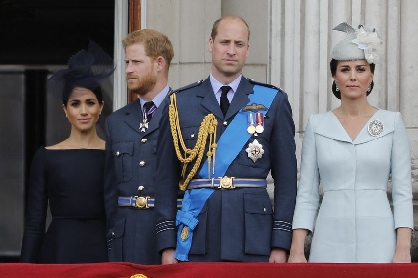 En esta foto de archivo tomada el 10 de julio de 2018, de izquierda a derecha: Meghan Markle, los príncipes Harry y William y la duquesa de Cambridge, Kate Middleton, se paran en el balcón del Palacio de Buckingham para ver un sobrevuelo militar.