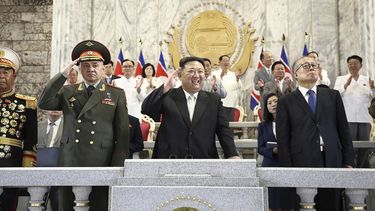 En esta imagen, distribuida por el régimen de Corea del Norte, el líder del país, Kim Jong Un (centro); el ministro de Defensa de Rusia, Sergei Shoigu (izquierda), y el vicepresidente del Comité Permanente de la Asamblea Popular Nacional de China, Li Hongzhong (derecha), asisten a un desfile militar para conmemorar el 70 aniversario del armisticio que suspendió los combates de la Guerra de Corea (1950-1953) en la Plaza Kim Il Sung, en Pyongyang, Corea del Norte, el 27 de julio de 2023.&nbsp;