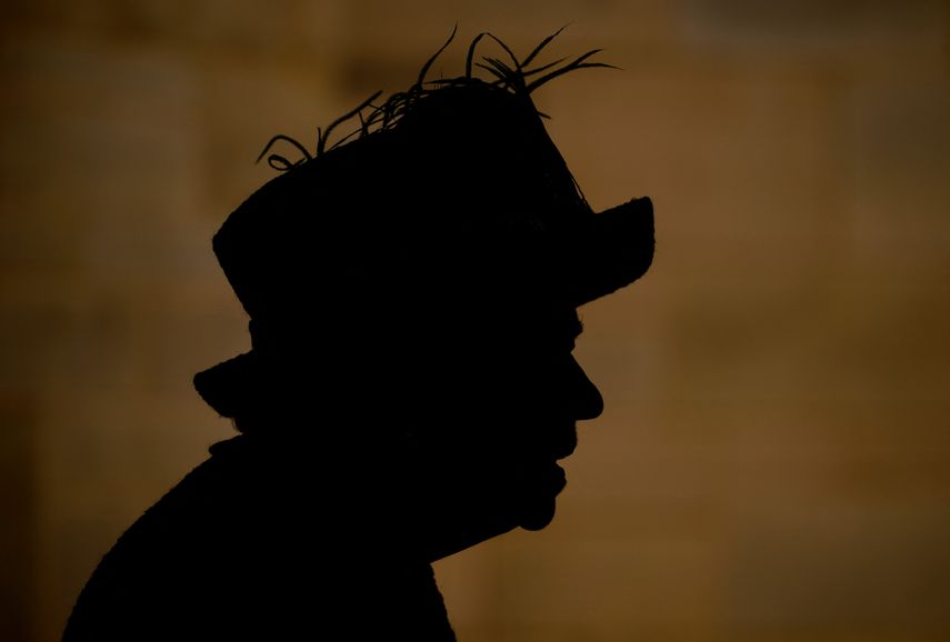 En esta foto de archivo tomada el 8 de julio de 2021, la reina Isabel II se encuentra con invitados visitando la Catedral de Manchester, noroeste de Inglaterra, el 8 de julio de 2021.