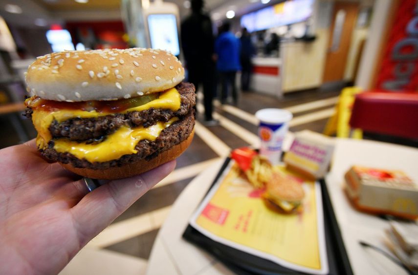 Una hamburguesa cuarto de libra doble de McDonalds servida en un restaurante en Atlanta, Georgia.