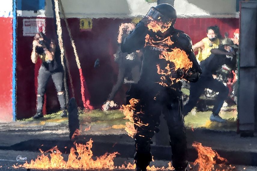 Un oficial de la polic&iacute;a antidisturbios es alcanzado por una bomba de gasolina&nbsp;lanzada por&nbsp;manifestantes que protestaban contra la brutalidad policial en Medell&iacute;n, Colombia, foto 10 de septiembre de 2020.&nbsp;