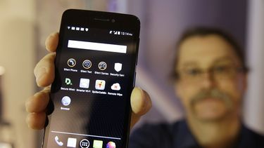 El cofundador de la compañía de privacidad cibernética Silent Circle, Jon Callas, muestra un telefóno Blackphone con aplicaciones de confidencialidad. (AP)