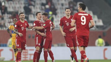 Benjamin Pavard (segundo a la izqierda) celebra tras anotar el gol que le dio a Bayern Múnich la victoria 1-0 ante Tigres de México en la final del Mundial de Clubes, en Al Rayyan, Catar, el jueves 11 de febrero de 2021.&nbsp;