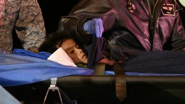 Uno de los cuatro niños indígenas que fueron encontrados vivos después de estar perdidos durante 40 días en la selva amazónica colombiana después de un accidente aéreo, es sacado en camilla de un avión al aterrizar en la base militar de CATAM en Bogotá el 10 de junio de 2023.