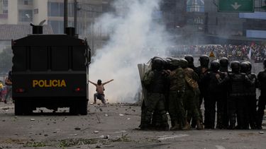 Manifestantes se encuentran con la policía durante protestas contra el gobierno del presidente Guillermo Lasso en Quito, Ecuador, el martes 21 de junio de 2022.