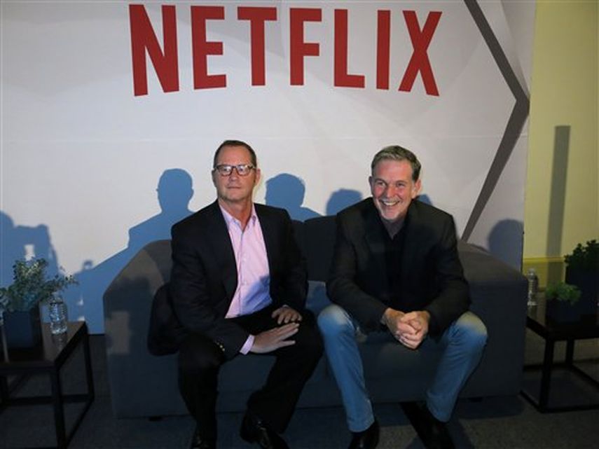 Reed Hastings, director general y fundaddor de Netflix, derecha, y Jonathan Friedland, director global de comunicaciones,  durante una conferencia de prensa sobre el tercer aniversario del servicio en Latinoamérica en la Ciudad de México. (AP)