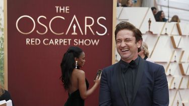 En esta fotograf&iacute;a de archivo del 9 de febrero de 2020 Gerard Butler llega a los Oscar en el Teatro Dolby en Los Angeles.&nbsp;