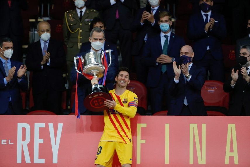 El capitán del Barça se encargaría de levantar la Copa con una gran sonrisa, cuando todavía está pendiente su renovación a menos de tres meses para que expire su contrato