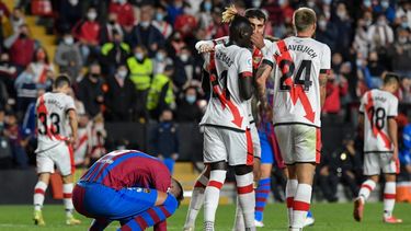 El central del FC Barcelona, Gerard Piqué lamenta la derrota ante el Rayo Vallecano