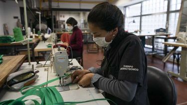 Milagros Galeano hace tapabocas en el Teatro Colón en Buenos Aires, Argentina, el miércoles 22 de abril de 2020. Milagros Galeano hace tapabocas en el Teatro Colón en Buenos Aires, Argentina, el miércoles 22 de abril de 2020.