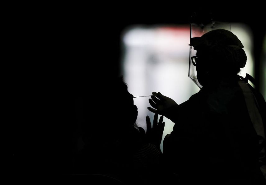 Un trabajador de la salud le hace la prueba de COVID-19 a un empleado de una escuela en el centro de exposiciones La Rural en Buenos Aires, Argentina, el martes 9 de febrero de 2021.&nbsp;