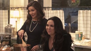 En esta imagen difundida por Amazon, Constance Marie, a la izquierda, y Gloria Calderón Kellett en una escena de la serie With Love, un popurrí navideño de comedia romántica con una familia latina y la tolerancia como protagonistas.