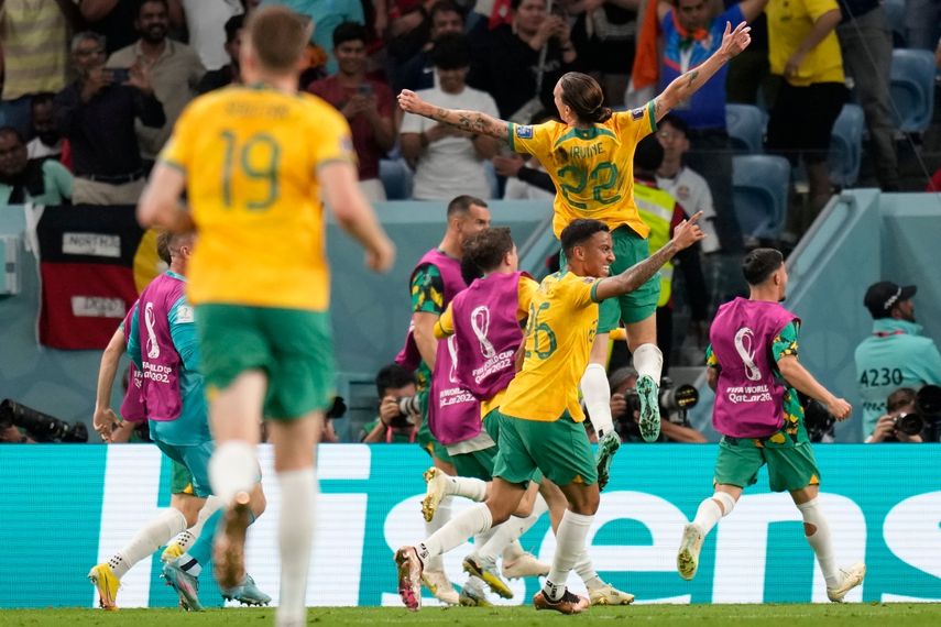 Los jugadores de Australia celebran el gol de Mathew en el partido del Grupo D del Mundial entre Australia y Dinamarca, en el estadio Al Janoub, en Al Wakrah, Catar, el 30 de noviembre de 2022.&nbsp;