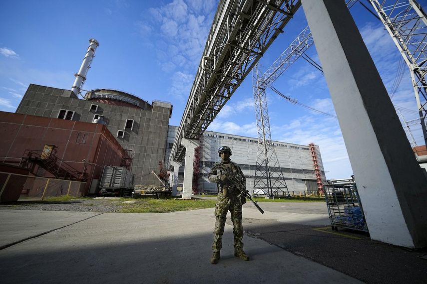 Un militar ruso vigila una zona en torno a la central nuclear de Zaporiyia, en territorio bajo control ruso, en el sureste de Ucrania, el 1 de mayo de 2022.&nbsp;