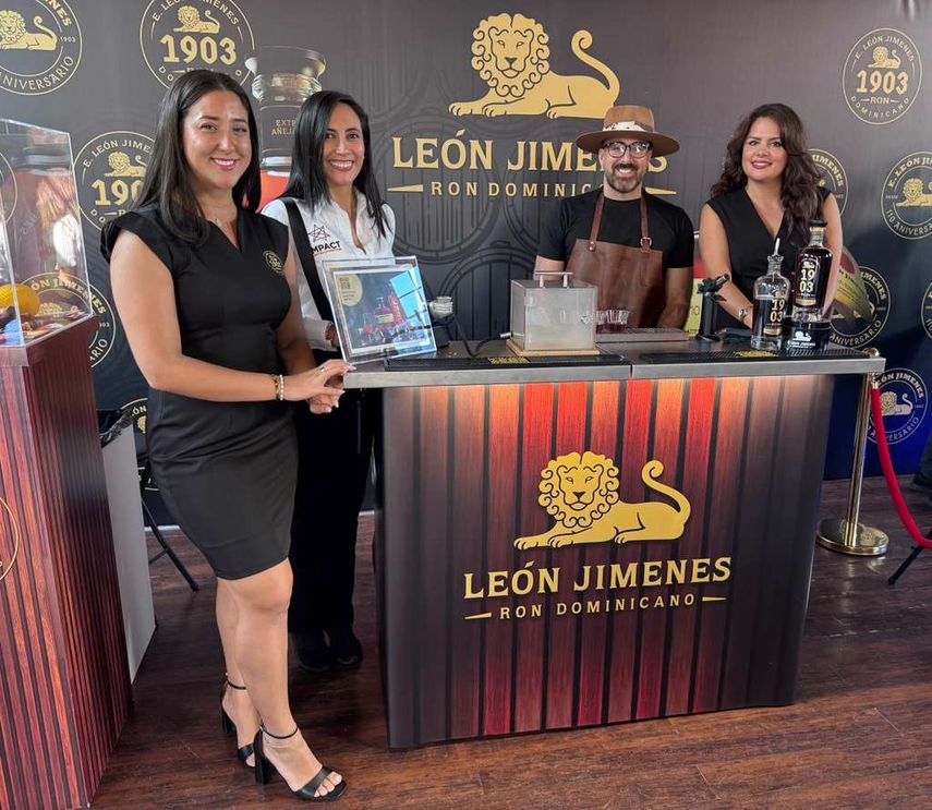 Equipo de Ron 1903 en su stand durante el Festival del Ron de Miami 2025.