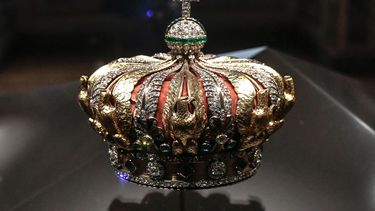 La corona de la emperatriz de Francia Eugénie de Montijo en exhibición en el museo del Louvre. 