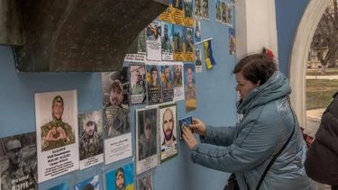 Kiev, Ucrania. Olena coloca una foto de su marido Sergiy, un soldado ucranio que murió al luchar contra las tropas rusas, el 23 de febrero de 2024.&nbsp;
