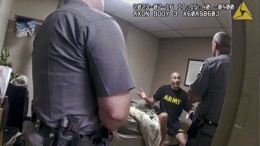 La imagen tomada por una cámara corporal de la policía del estado de Nueva York y obtenida por la televisora WMTW-TV 8 de Portland, Maine, muestra a la policía entrevistando al reservista militar Robert Card, responsable de la peor masacre de la historia de Maine, en Cortlandt, Nueva York, 16 de julio de 2023. Oficiales del ejército declaran el jueves 7 de marzo de 2024 ante una comisión que investiga la masacre.&nbsp;