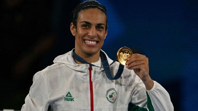 La boxeadora Imane Khelif posa con su medalla de oro de los Juegos Olímpicos de París, el 9 de agosto de 2024.