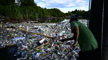 Un empleado de la ONG Marea Verde trabaja en la gigantesca máquina hidráulica y solar llamada Wanda que recoge basura del río Juan Díaz en la ciudad de Panamá el 1 de octubre de 2024. En dos años, una gigantesca máquina hidráulica ha evitado que 256 toneladas de basura, principalmente botellas de plástico, terminen en los manglares de la capital panameña. 