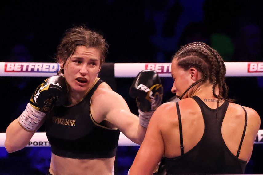 La irlandesa Katie Taylor, izquierda, golpea a la británica Chantelle Cameron durante su pelea de título mundial en peso welter ligero, en la 3Arena en Dublín, Irlanda, el sábado 20 de mayo de 2023.&nbsp;