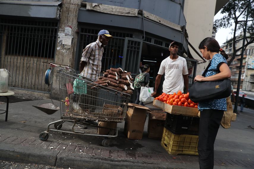 Un vendedor ambulante vende frutas en una esquina del centro de Caracas.
