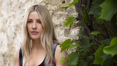 En esta fotograf&iacute;a del seis de julio de 2020 la cantante brit&aacute;nica Ellie Goulding posa para retratos en Oxfordshire para promover su nuevo &aacute;lbum Brightest Blue que ser&aacute; lanzado el 17 de julio y que cuenta con canciones &eacute;picas.&nbsp;