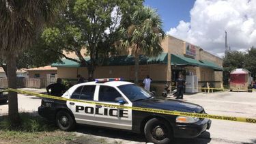 La víctima fue baleada al mediodía dentro del&nbsp;Atlantic Meat Market