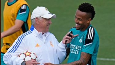 El técnico del Real Madrid Carlo Ancelotti, habla con el jugador Eder Militao durante la sesión de entrenamiento abierta a la prensa antes de la final de la Liga de Campeones el sábado en París