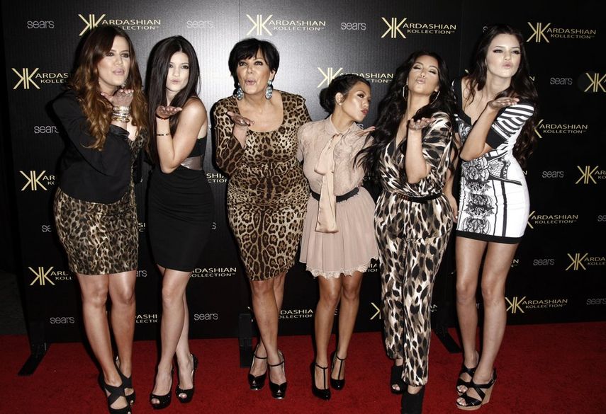 En esta foto de archivo del 17 de agosto de 2011, de izquierda a derecha, Khloe Kardashian, Kylie Jenner, Kris Jenner, Kourtney Kardashian, Kim Kardashian y Kendall Jenner llegan a la fiesta de lanzamiento de Kardashian Kollection en Los Ángeles.&nbsp;